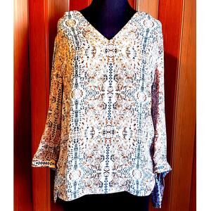 Violet & Claire size medium long sleeve V-neck blouse